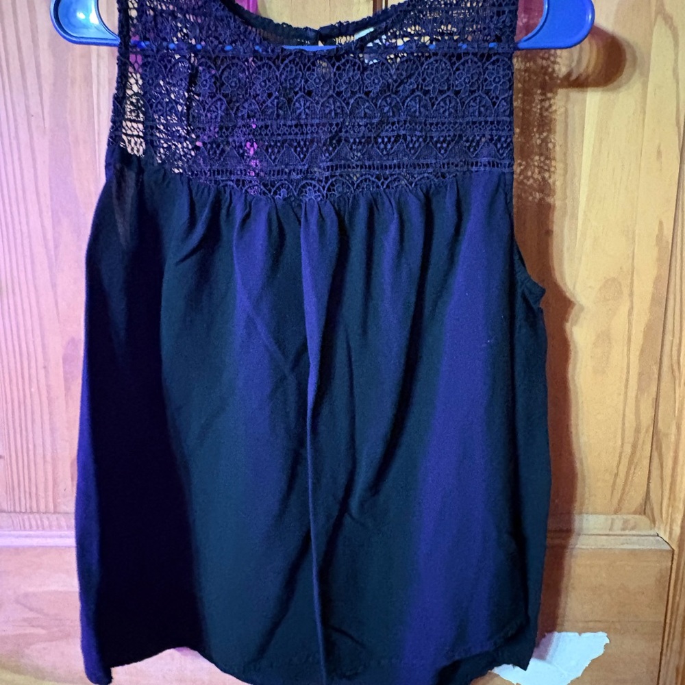 NFS-SOLD-VEGAS_POSH 
Old Navy Black Crochet Yoke Camisole